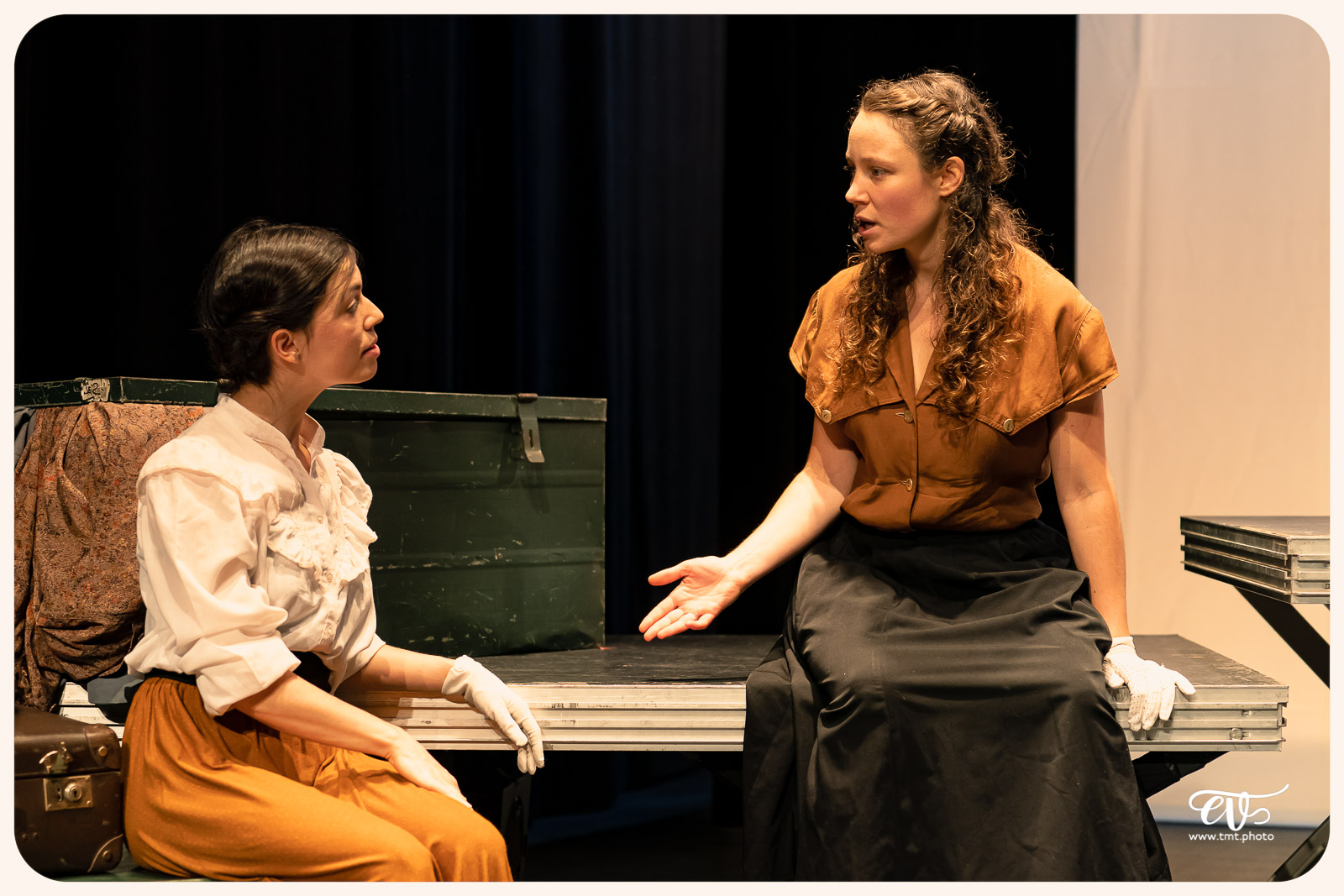 LA MESNIE H. - UN JOUR D'ÉTÉ